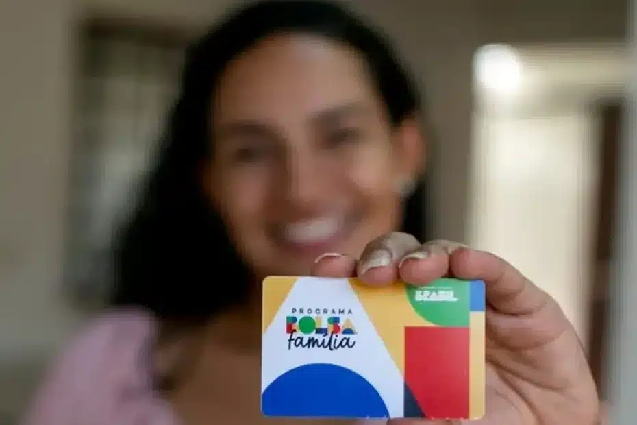 Mãe consulta pagamento do Bolsa Família no celular