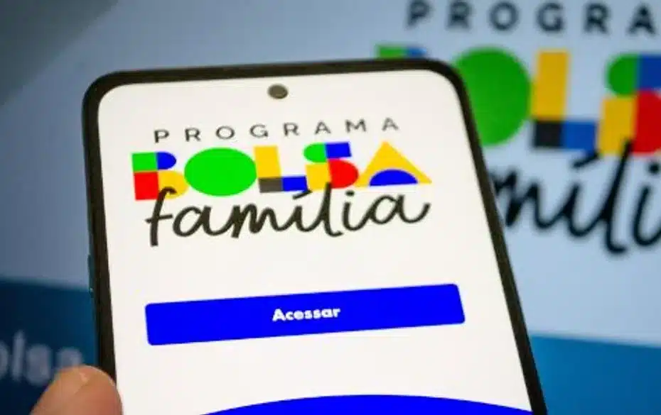 Mãe e filho recebendo Bolsa Família com esperança.