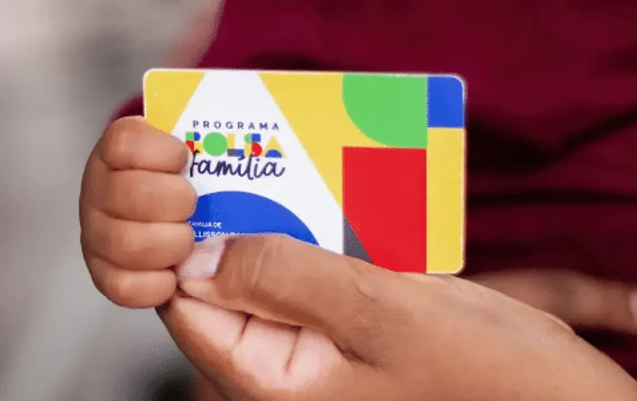 Mãe sorri ao ver datas de pagamento do Bolsa Família no celular