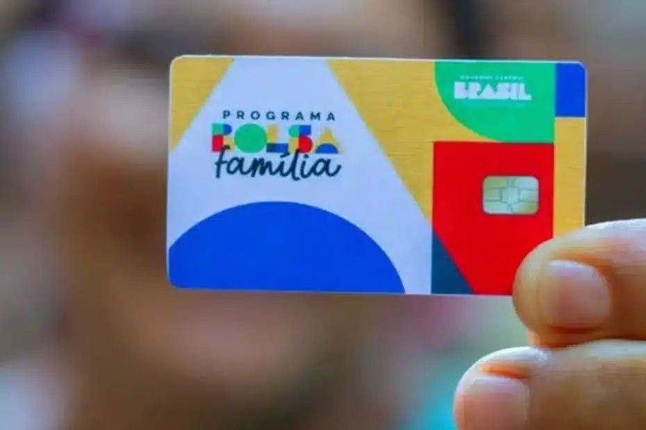 Família feliz checando o calendário de pagamento do Bolsa Família antecipado em abril