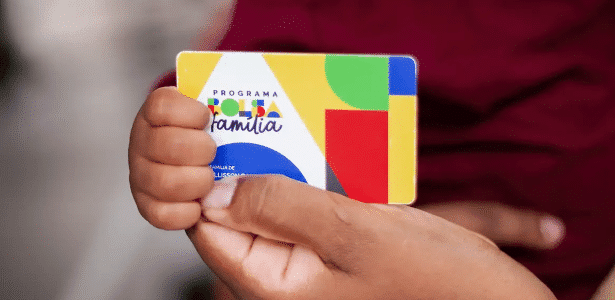 Família sendo atendida em centro social sobre Bolsa Família