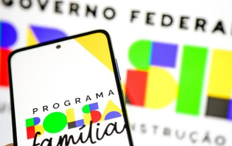 Família brasileira sorri ao receber o cartão do Bolsa Família, com destaque para as datas de pagamento.