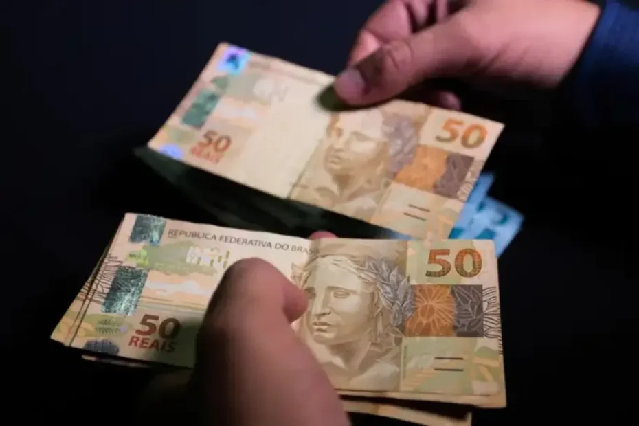 Mãe sorri ao segurar seu bebê, representando o alívio financeiro do Bolsa Família.