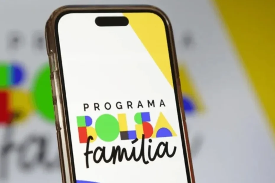 Mãe preocupada verificando informações no celular para não perder o Bolsa Família.