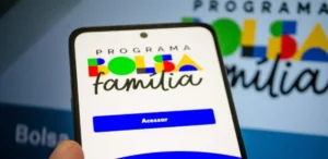 Mãe com filhos preocupada em frente a centro do CRAS para atualizar dados do Bolsa Família