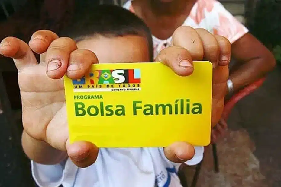 Mulher recebendo benefício do Bolsa Família