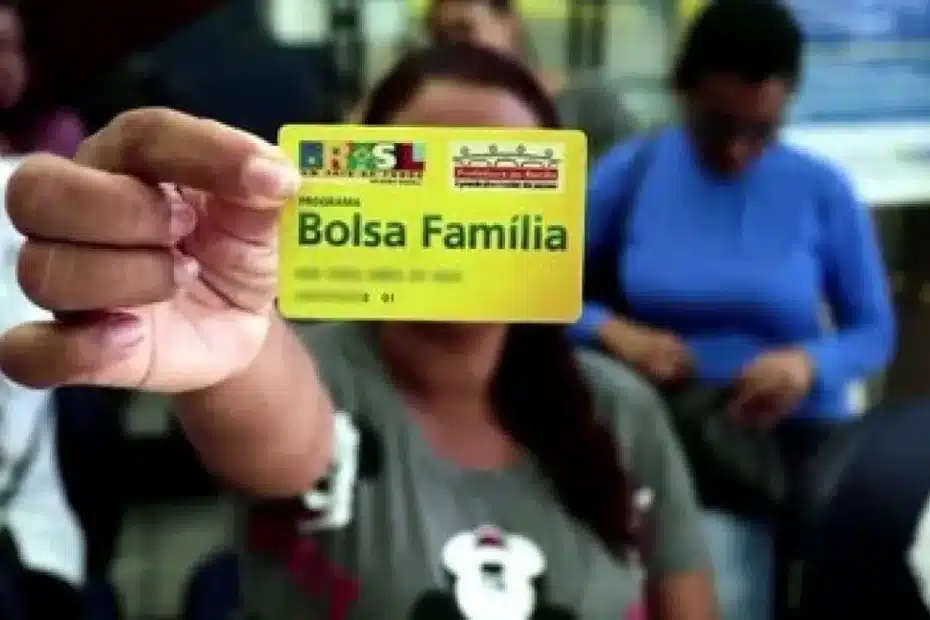 Família preocupada olhando extrato bancário em casa