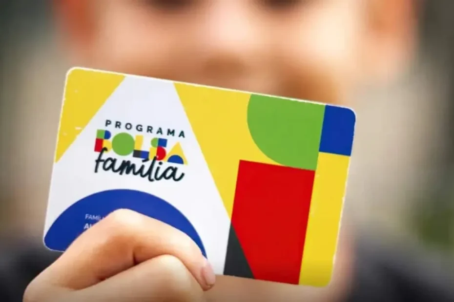 Mulher preocupada com extrato bancário e celular mostrando alerta do Bolsa Família