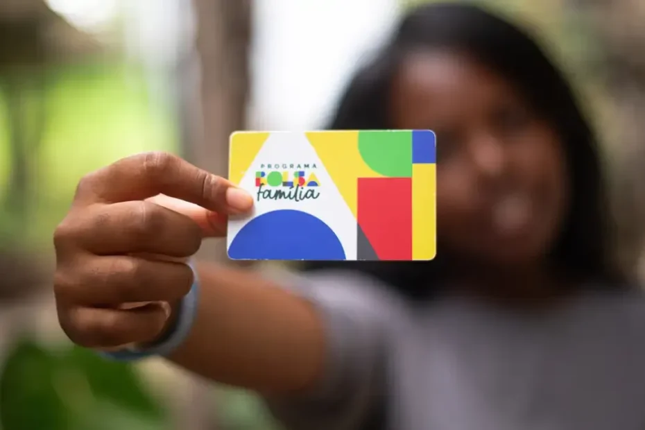 Mulher recebendo benefício do Bolsa Família em casa lotérica