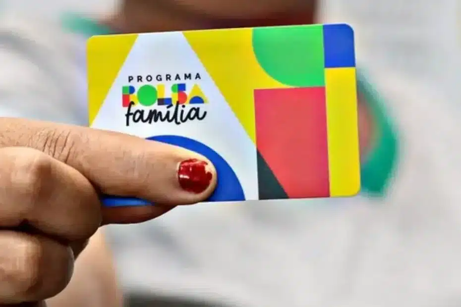 Beneficiário do Bolsa Família recebendo auxílio em caixa eletrônico.
