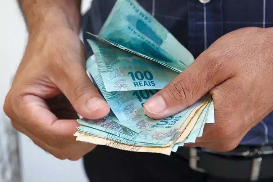 Mulher recebendo benefício do Bolsa Família na Caixa