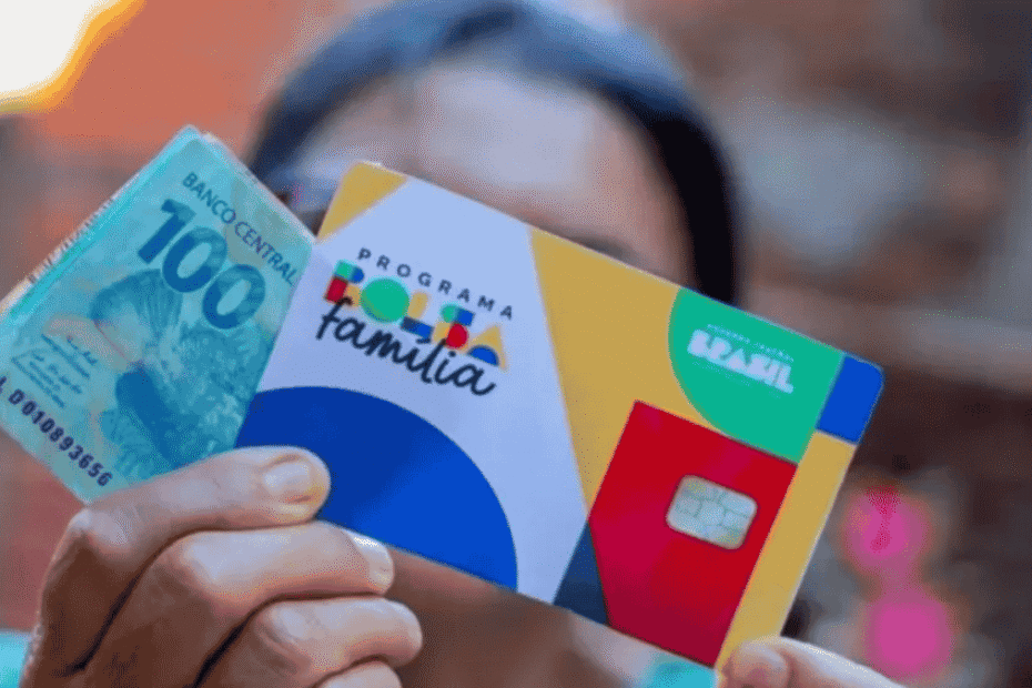 Família recebendo cartão do Bolsa Família de funcionário da Caixa