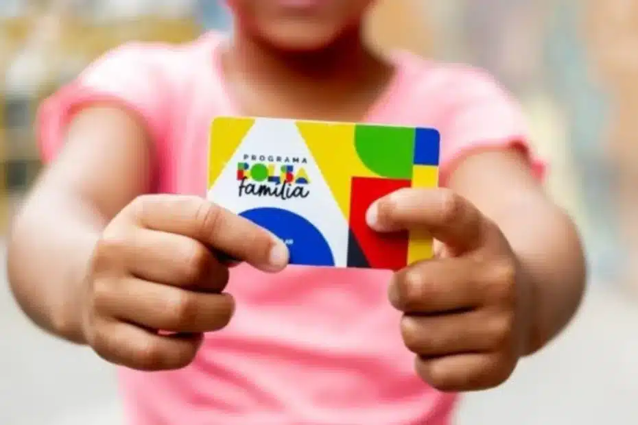 Mulher confere datas do Bolsa Família no celular com esperança