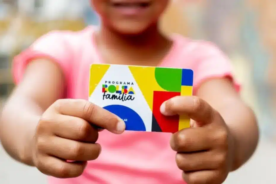 Mãe e filhos consultam informações do Bolsa Família no celular, com semblante de esperança e atenção.