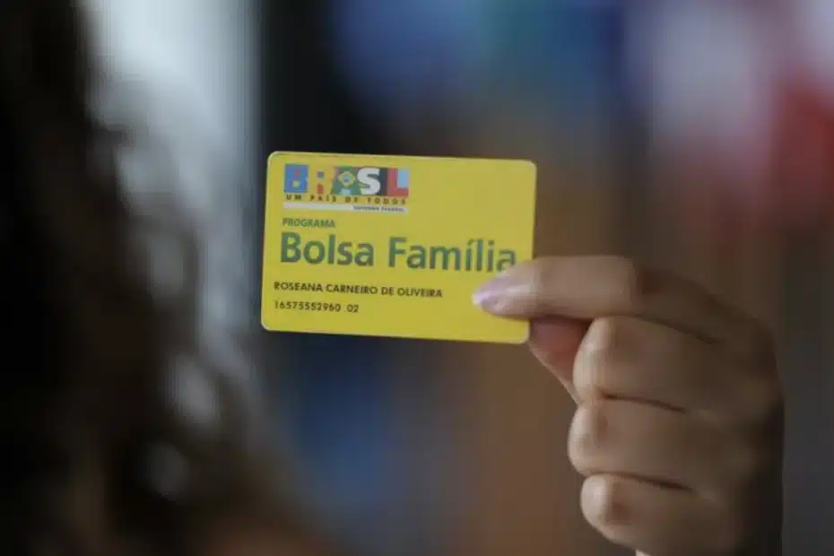 Beneficiária do Bolsa Família com NIS final 1 recebe pagamento em abril.