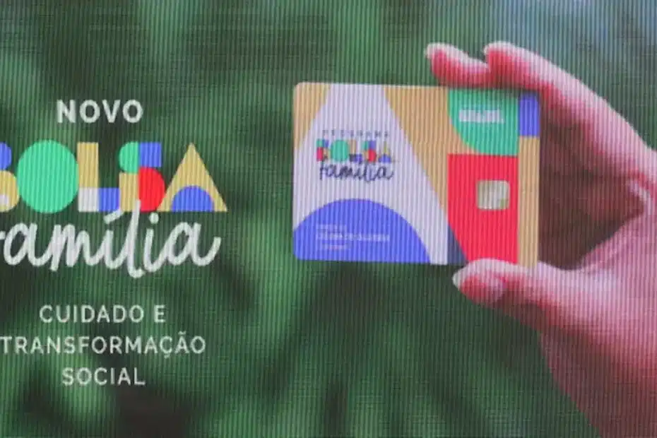 Mulher verifica documentos e celular preocupada com a fiscalização do Bolsa Família