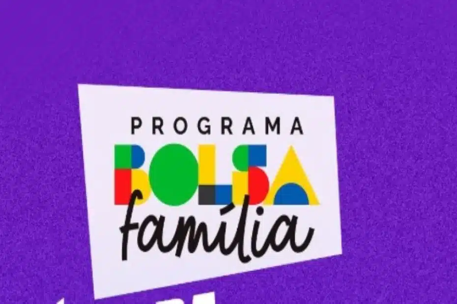 Mãe e filho recebendo detalhes sobre o Bolsa Família em casa.