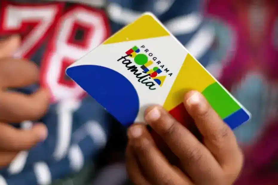Pessoas na fila de banco com preocupação aparente, sugerindo a importância do Bolsa Família.