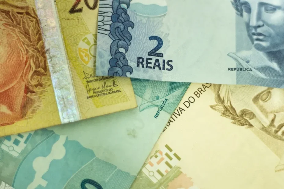 Mulher recebendo cartão do Bolsa Família em banco