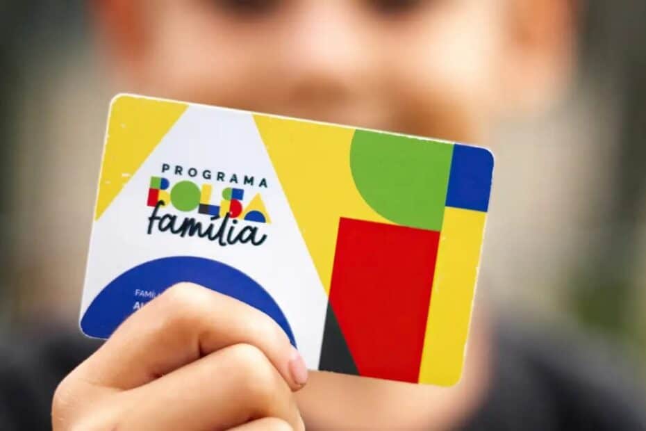 Família brasileira recebendo cartão do Bolsa Família com esperança