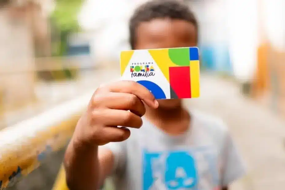 Família pernambucana recebendo cartão do Bolsa Família