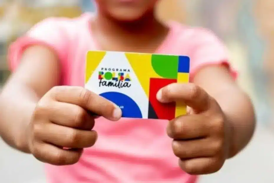 Família comemorando a notícia sobre o Bolsa Família e valores extras.