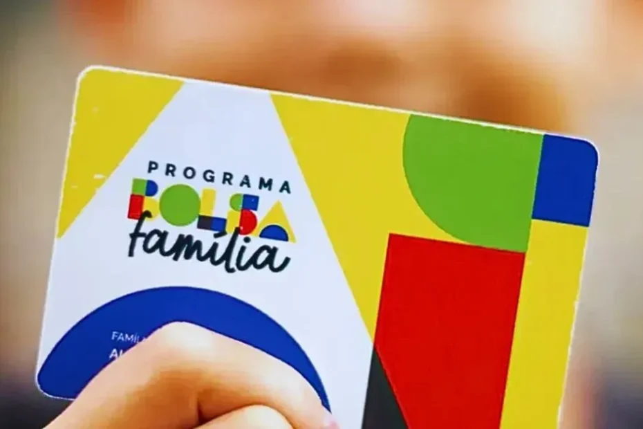 Mãe preocupada com extrato bancário do Bolsa Família