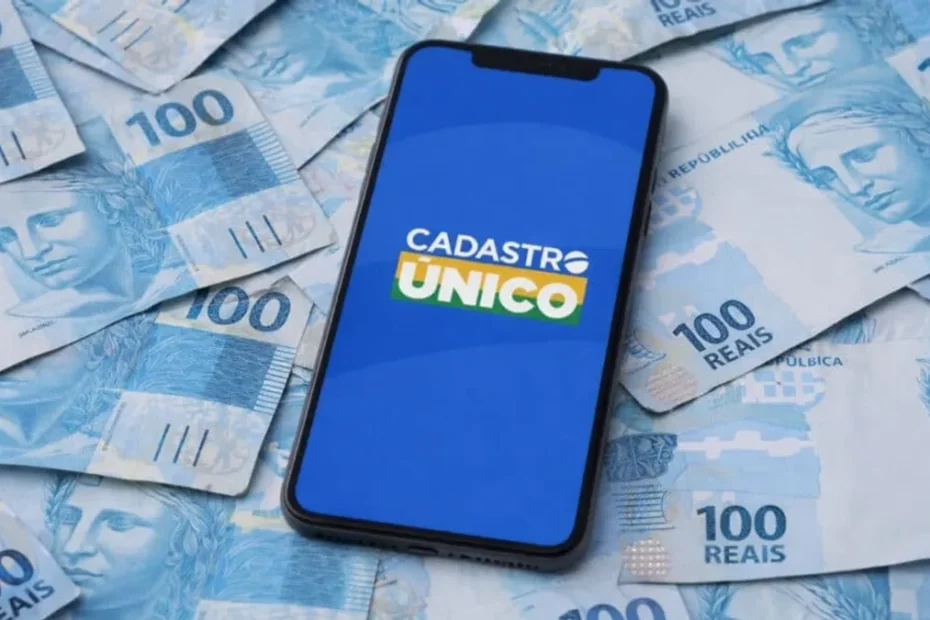 Família brasileira acessando informações sobre benefícios sociais através do CadÚnico.