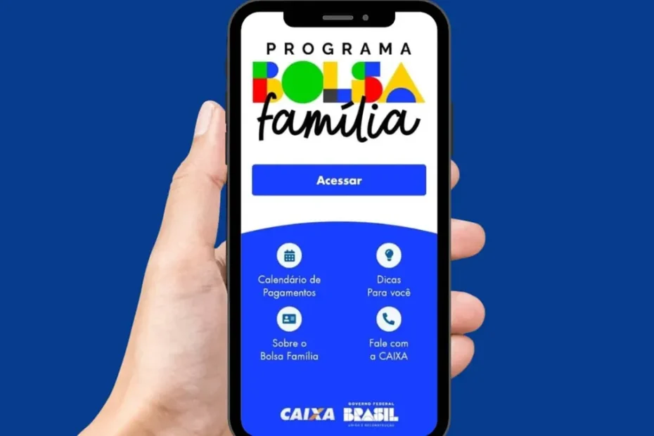Mulher preocupada olhando o celular para verificar o status do Bolsa Família e CadÚnico