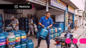 Pessoa preocupada segurando botijão de gás e olhando o celular, indicando incerteza sobre o benefício Gás do Povo.
