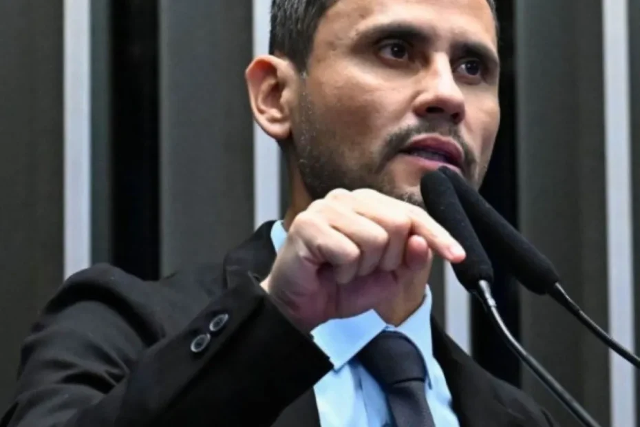 Senador Cleitinho em momento de decisão sobre sua candidatura ao governo de Minas Gerais, com adversários torcendo por sua desistência.