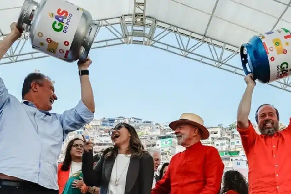 Entrega de botijão de gás para família de baixa renda como parte do Auxílio Gás do Povo.