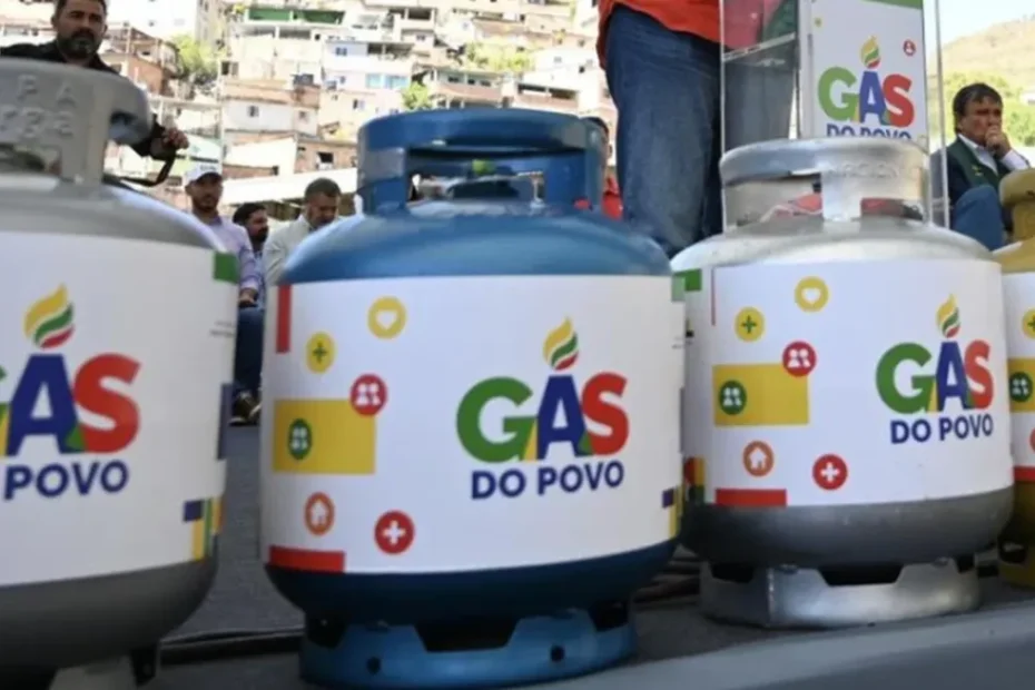 Mulher recebendo botijão de gás do programa Gás do Povo