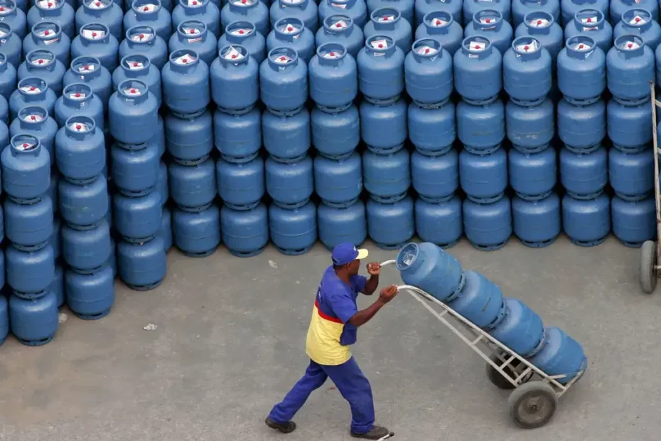 Mãe e filho em cozinha recebendo botijão de gás, simbolizando benefício do Gás do Povo