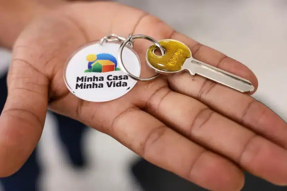 Família brasileira feliz olhando para a planta de uma casa, simbolizando a conquista da casa própria com as novas regras do Minha Casa, Minha Vida.