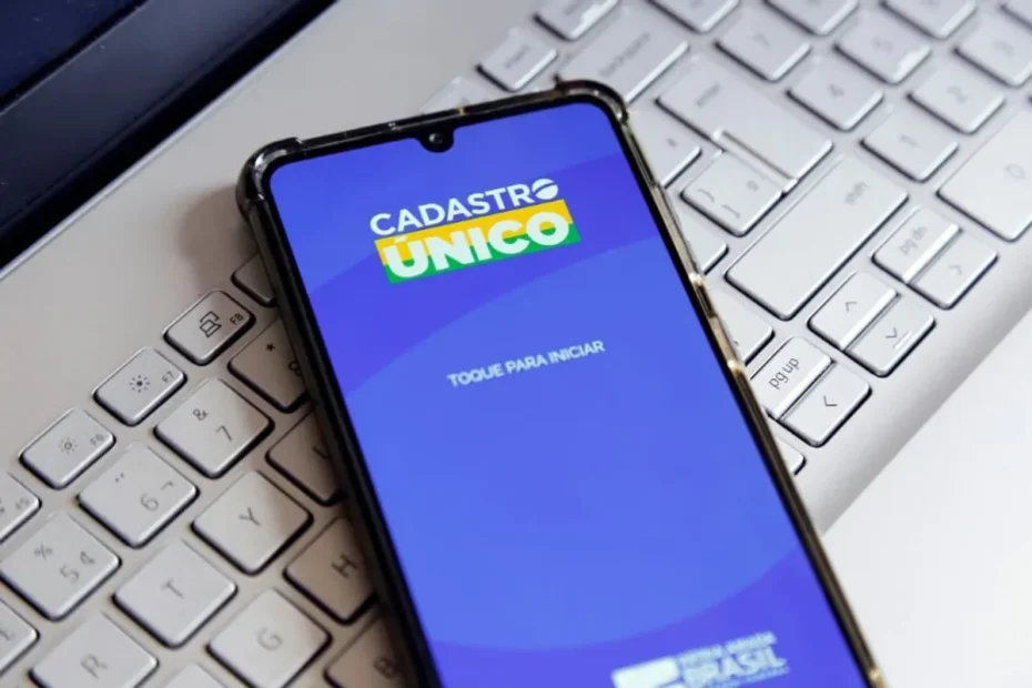 Família brasileira em atendimento no CRAS, atualizando o Cadastro Único para manter benefícios sociais.