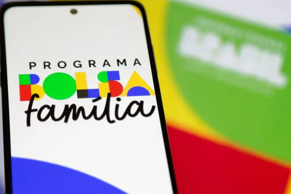 Pessoa preocupada examinando documentos do Bolsa Família com sistema de fiscalização ao fundo
