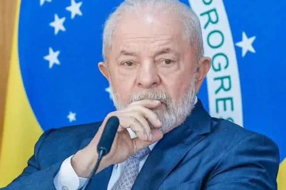 Família brasileira preocupada com contas de casa, analisando medidas econômicas do governo.