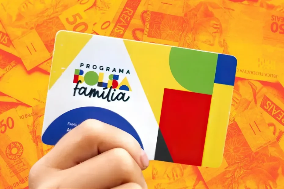 Mãe jovem com filho verificando o calendário de pagamento do Bolsa Família no celular ou cartão