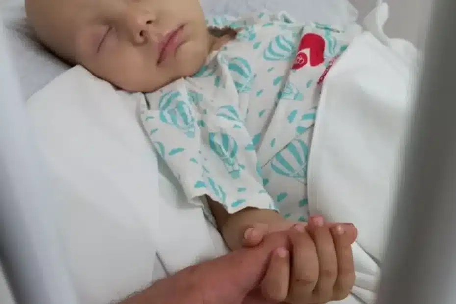 Pai abraça o filho de quatro anos que está em tratamento contra o câncer