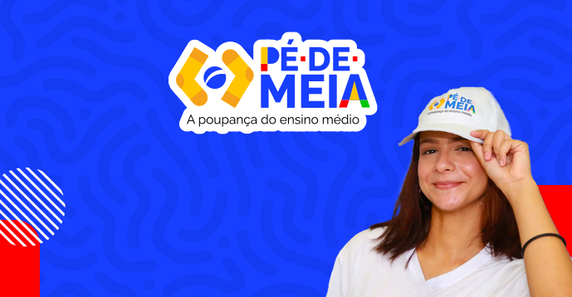 Estudante feliz com notificação de pagamento do programa Pé-de-Meia