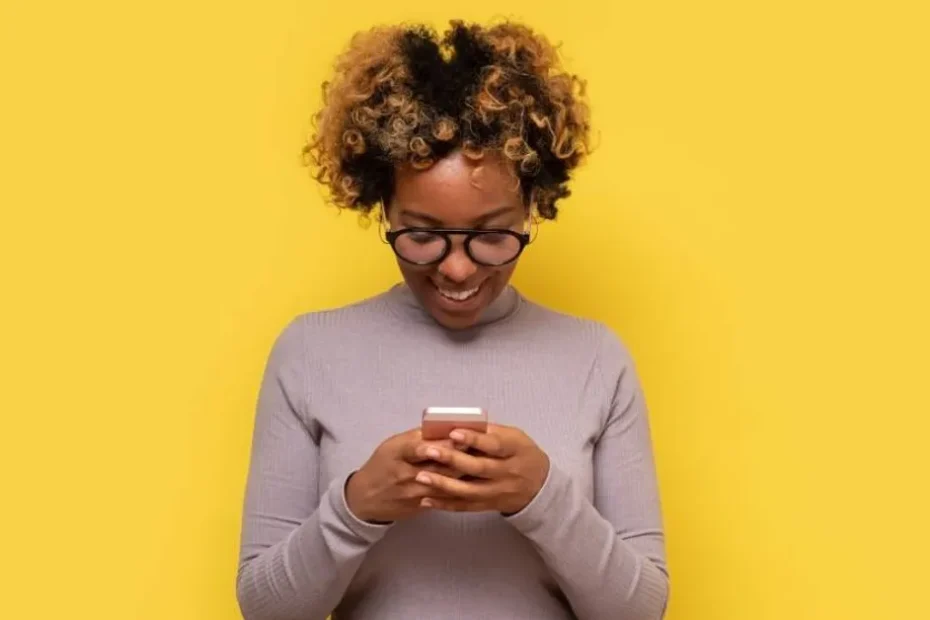 Estudante verifica calendário de pagamentos do Pé-de-Meia no celular