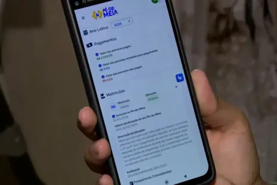 Jovem estudante feliz olhando o celular com o aplicativo Caixa Tem, mostrando o recebimento do Pé-de-Meia.