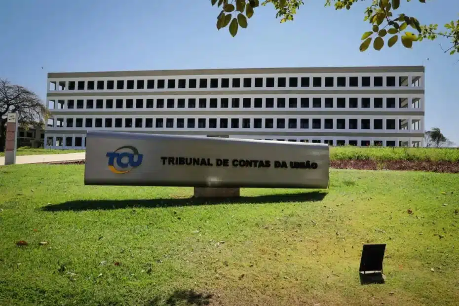 Estudante preocupado com as notícias sobre o programa Pé-de-Meia em seu celular.