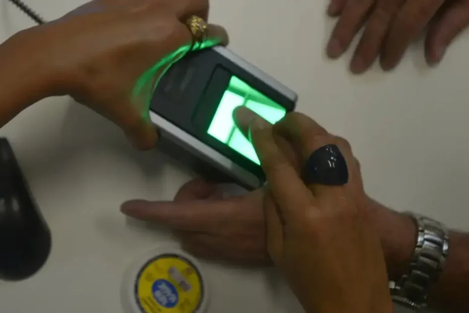 Cidadão brasileiro olhando preocupado para um celular com logo do governo, relacionado a mudanças em benefícios sociais.