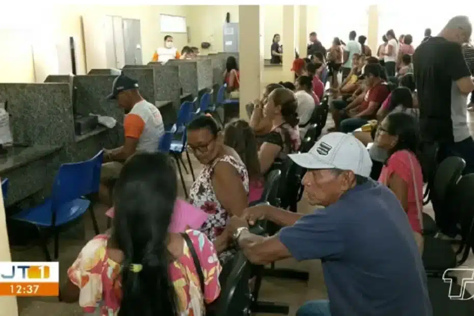 Mãe preocupada com filho na fila de centro de assistência social em Santarém para atualização de cadastro