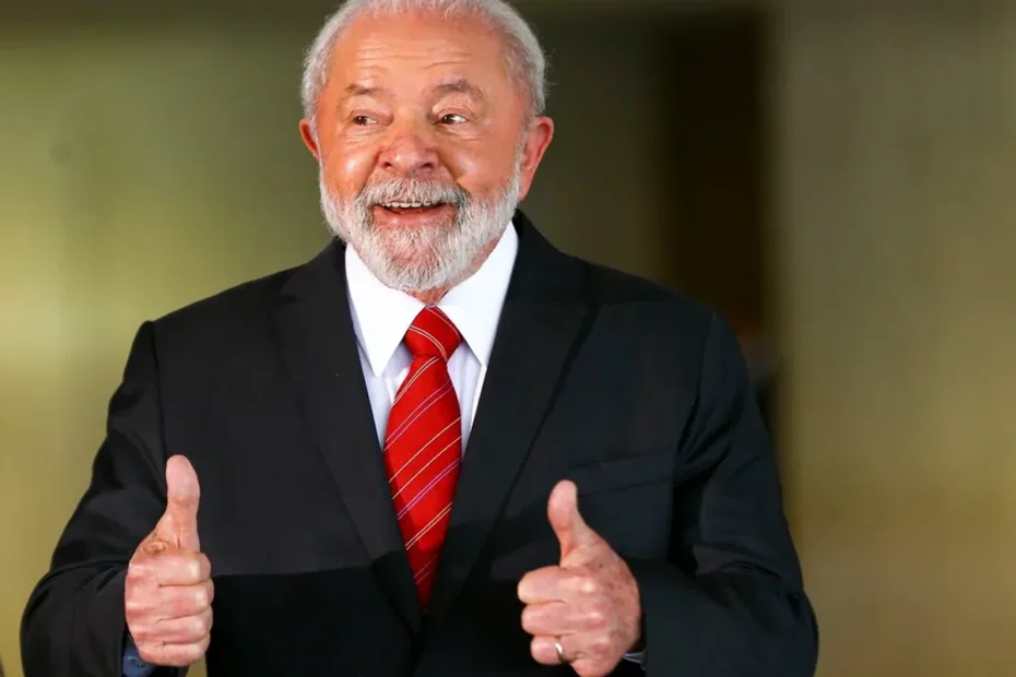 Pessoas aguardando atendimento para emitir a nova Carteira de Identidade Nacional em um centro governamental