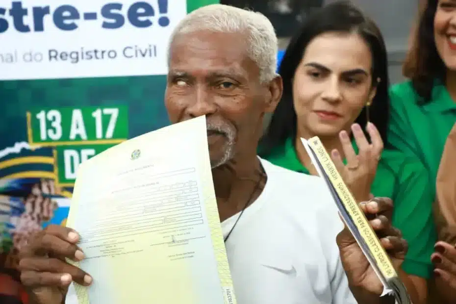 Pessoas na fila para emitir documentos gratuitos no CadÚnico.