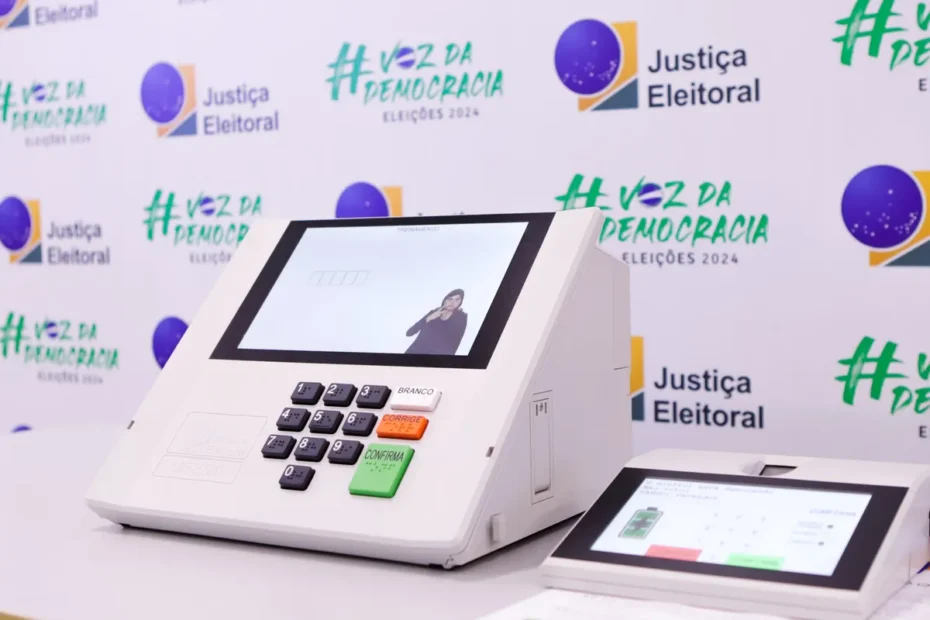 Pessoa regularizando título eleitoral pelo celular com urgência