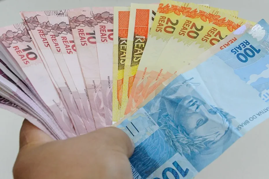 Trabalhadores em Santa Catarina celebram o aumento do salário mínimo regional.